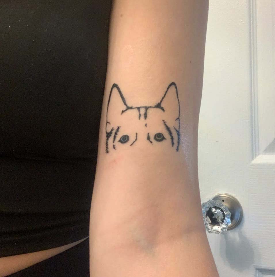Another cat outline idea. I don't think I'd place it behind my ear. | Cat  tattoo small, Cat tattoo simple, Cat outline tattoo