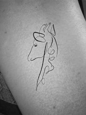 simple giraffe tattoo design idea